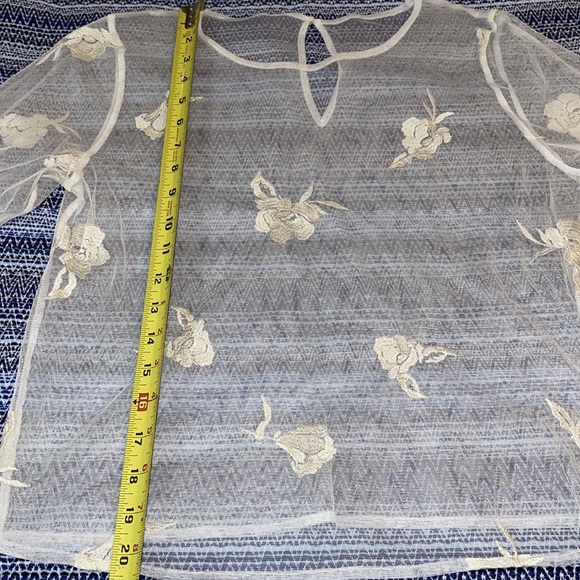 Women Ivory Sheer Net w/Appliqués/Pheasant Sleeve Shirt-Size- XS - Picture 7 of 8